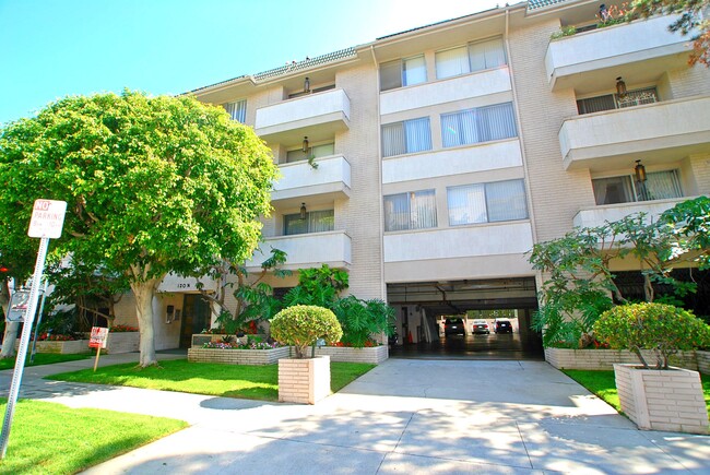 Building Photo - Royal Wetherly Rental