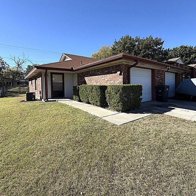 Building Photo - 403 W Avenue D Unit #A