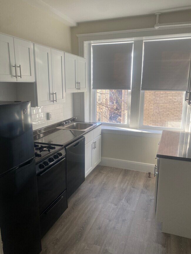 Building Photo - 1820 Commonwealth Ave Unit 5