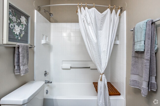 1BR, 1BA - 850SF - Bathroom