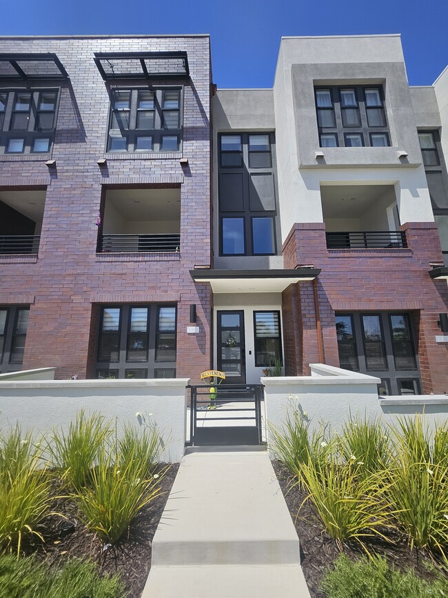 Building Photo - 143 8th St