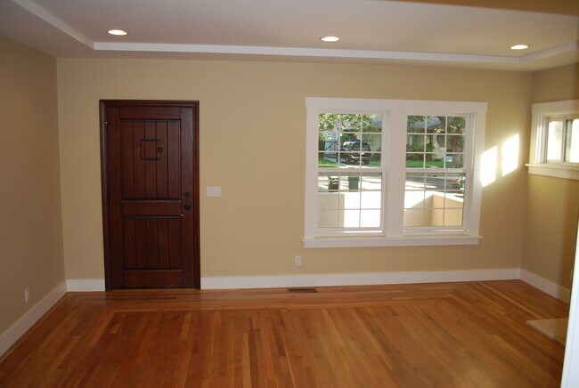 Family Room - 869 Harding Ave