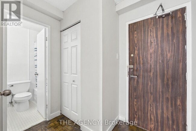 Photo - 2360 Dundas St W Unit 2816B