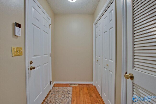 Photo - 3018 Live Oak Ln SW