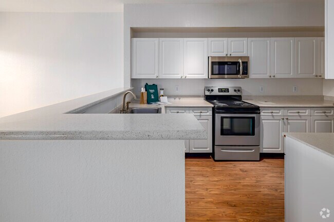 BTH Townhouse - 2BR, 1.5BA - 1,320SF - Kitchen - Crown Martin Park