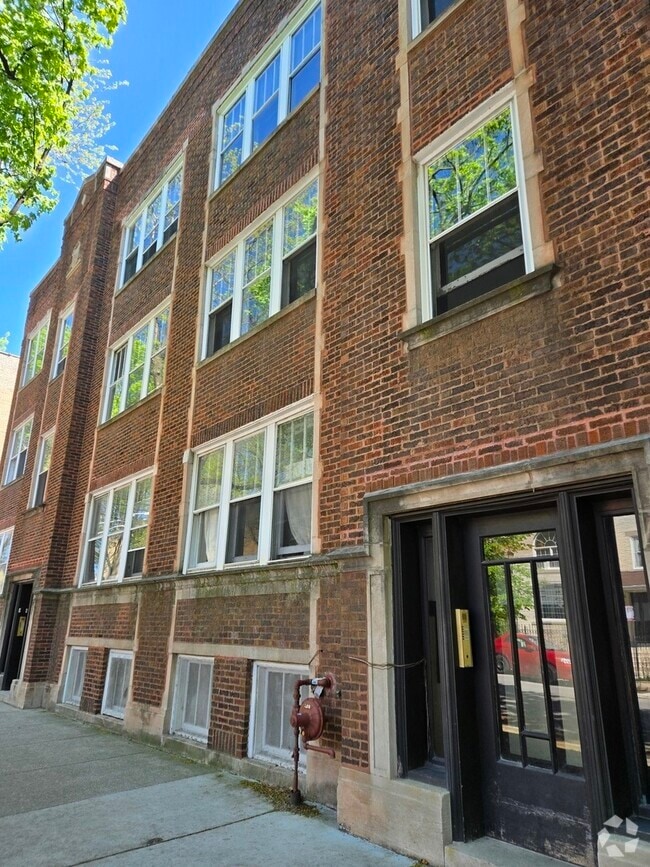 Building Photo - 1921 W Winnemac Ave Rental