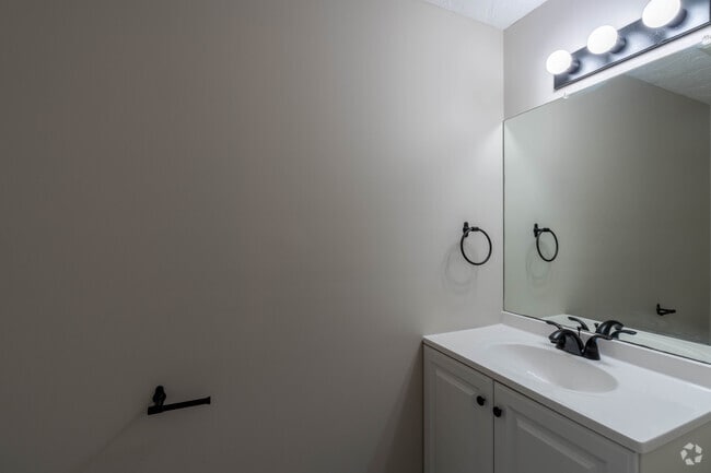 2BR, 1.5BA - 1,500SF - Bathroom - Pinnacle Townhomes