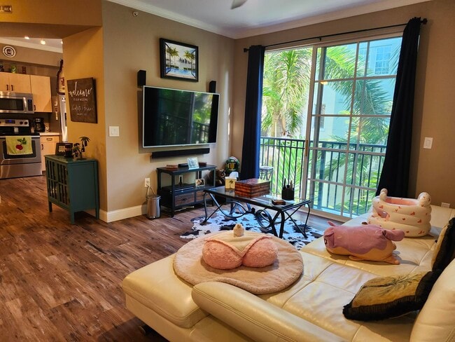 Building Photo - 533 NE 3rd Ave Unit 421