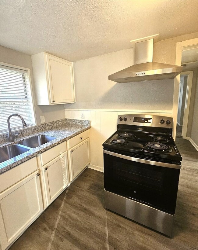 Photo - 2919 Letulle Ave