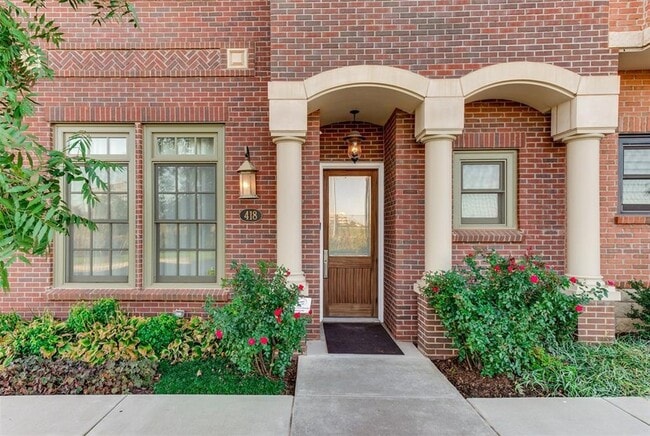 Building Photo - 418 NE 2nd St