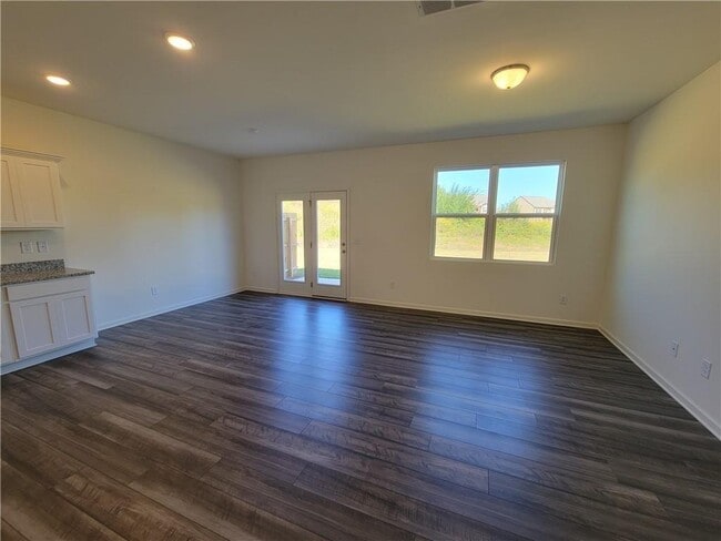 Photo - 209 Swindon Dr