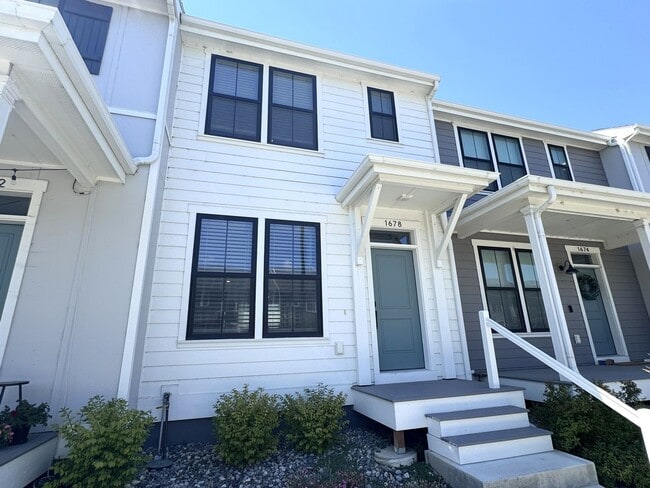 Building Photo - Move-In Ready Annafeld Home with In-Unit Laundry & Garage