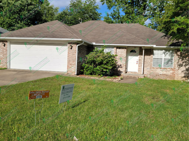 Two Car Garage & Small Deck in the Back Yard! - Two Car Garage & Small Deck in the Back Yard! House