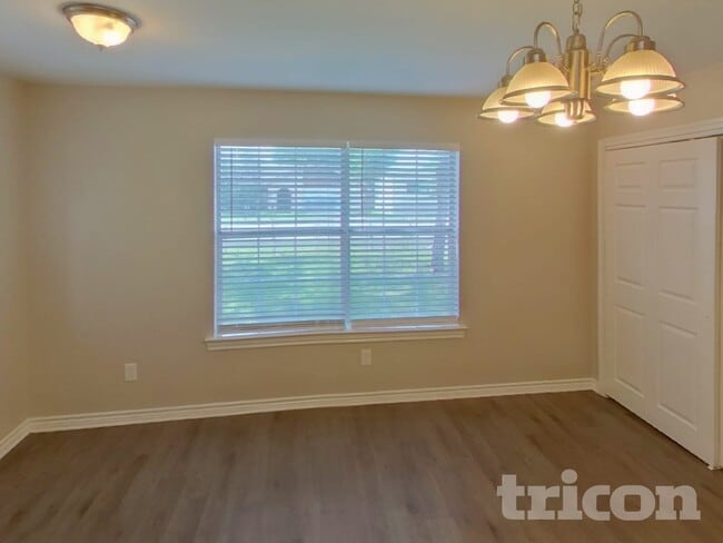 Photo - 185 Trout St