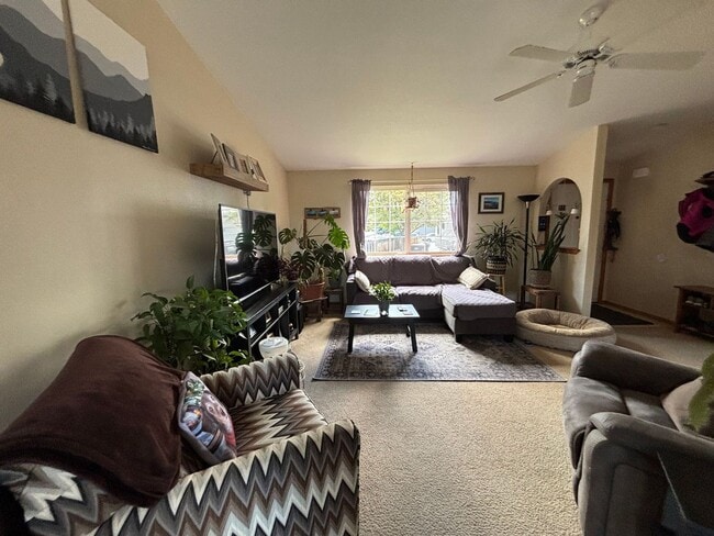 Photo - Spacious 3BR/2BA Home in Bend with Vaulted...