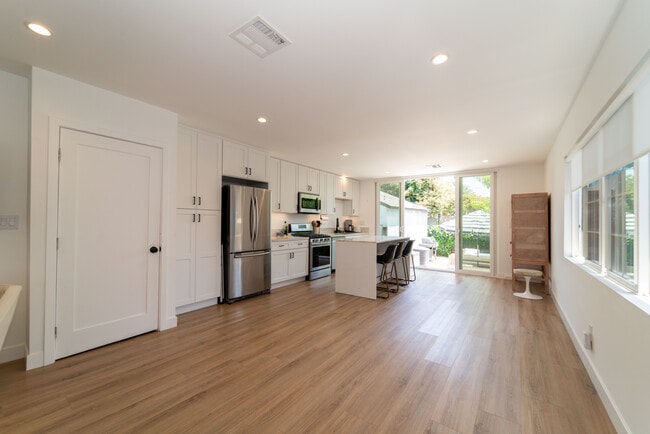 Pisos nuevos - 9044 Carson St