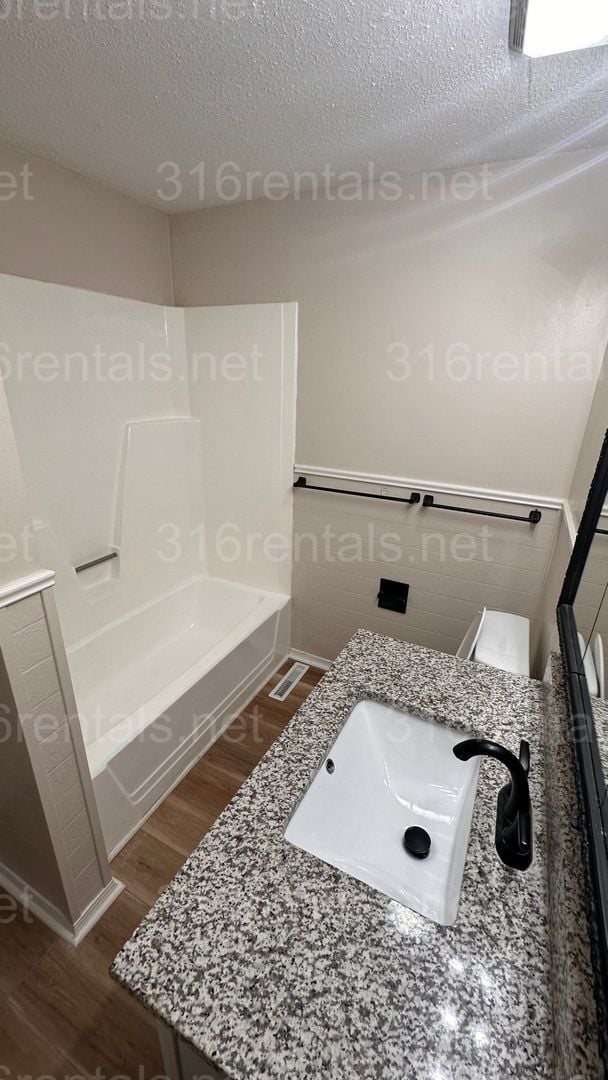 Photo - $1300 - 3 bed 1 bath Beautiful single fami...