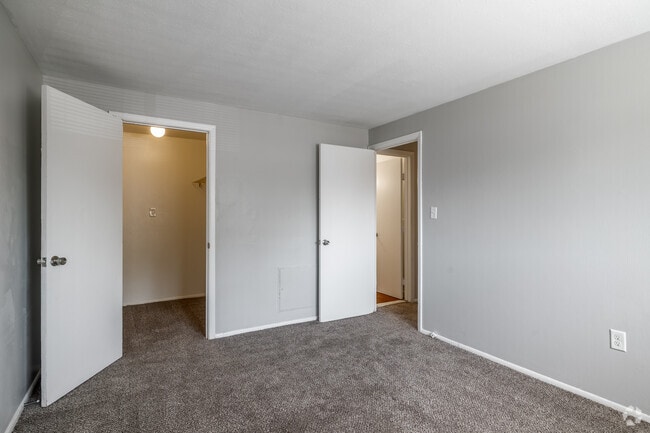 2BR, 1BA - 740–810SF - Primary Bedroom