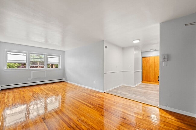 Photo - Professional Management, Modern, Large Apt...