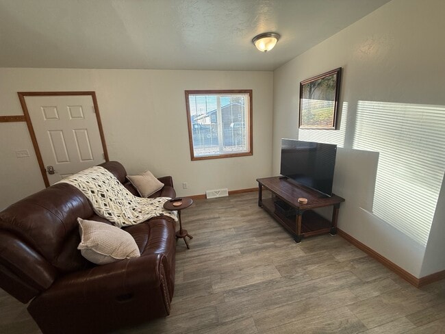 Photo - 320 W Barnes St