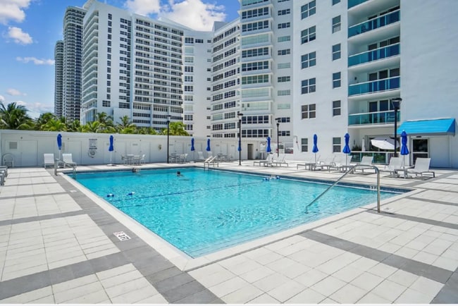 Building Photo - 5001 Collins Ave Unit 1K