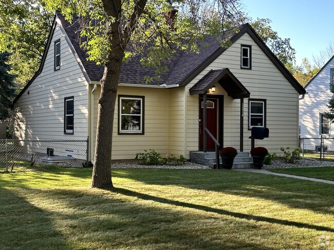 Building Photo - 1214 Cedar St Rental