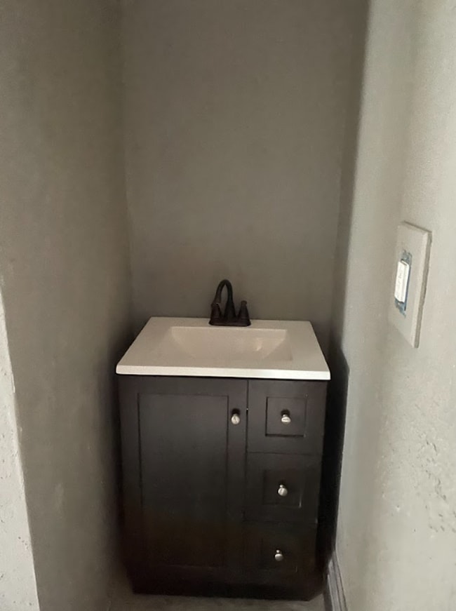 Building Photo - 216 N Lynn St