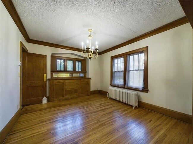 Photo - 6 Bedroom House Available Near Concordia University!