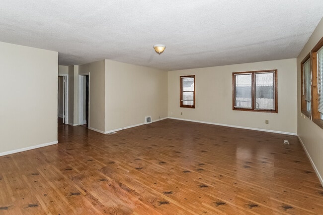 Photo - 1856 Clear Ave E