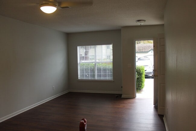 Building Photo - Updated Apartment in Plantation Point