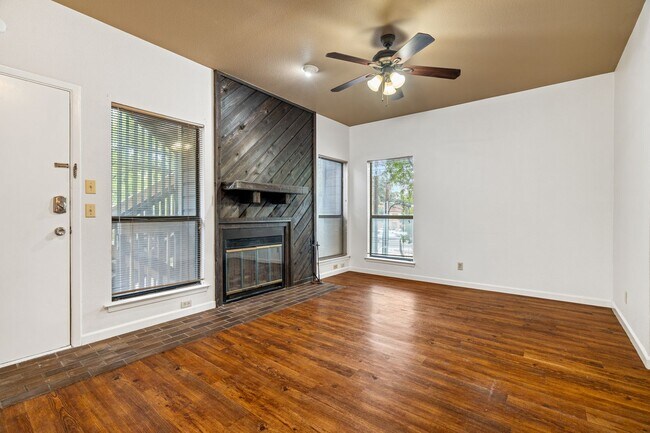 Photo - PARK PLACE - ACROSS FROM DKR STADIUM - 1BD / 1BA With Study - WOOD FLOORS - W/D - $1200