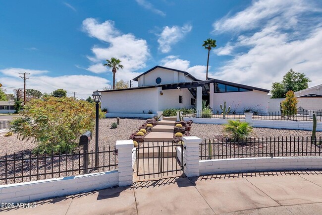 Building Photo - 1401 W Ocotillo Rd Rental