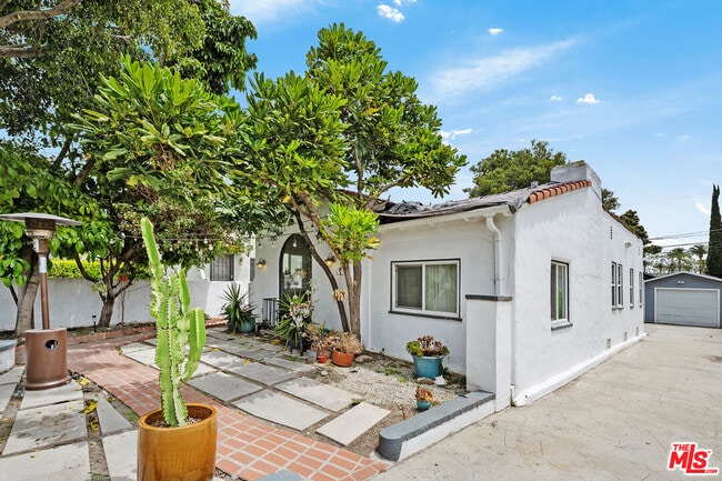 Photo - 2736 Cloverdale Ave