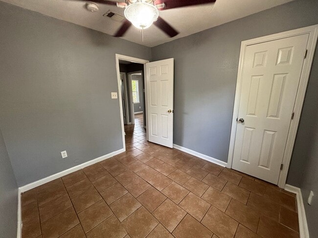 Photo - 3 bedroom- 1 bath!