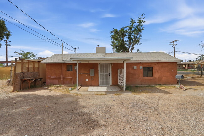 Building Photo - 593 Myra St