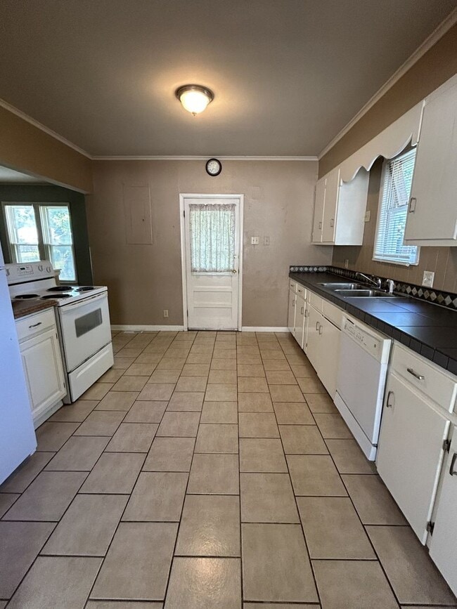 Photo - Nice 3 Bedroom 1 Bathroom - Large Corner Lot!