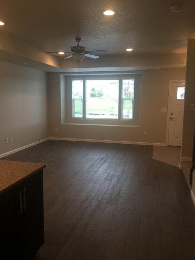 Photo - BEAUTIFUL 2 BEDROOM 2 BATHROOM TOWNHOUSE IN THE POINTE