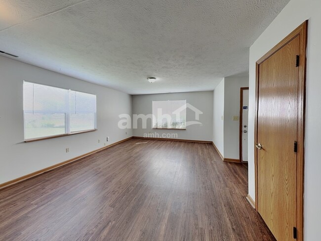 Photo - 686 Hannah Pl