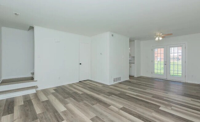 Room in Townhome on Greenbriar Rd