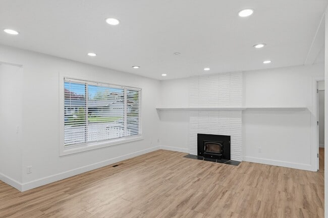 Photo - Updated 3Bed/2Bath w/ Bonus Room Plus Lake...