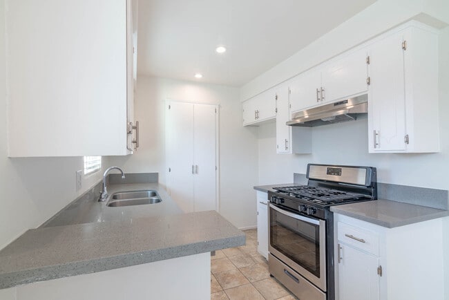 Photo - 1439 S Point View Street