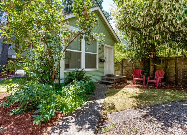 Building Photo - 729 E 18th Aly