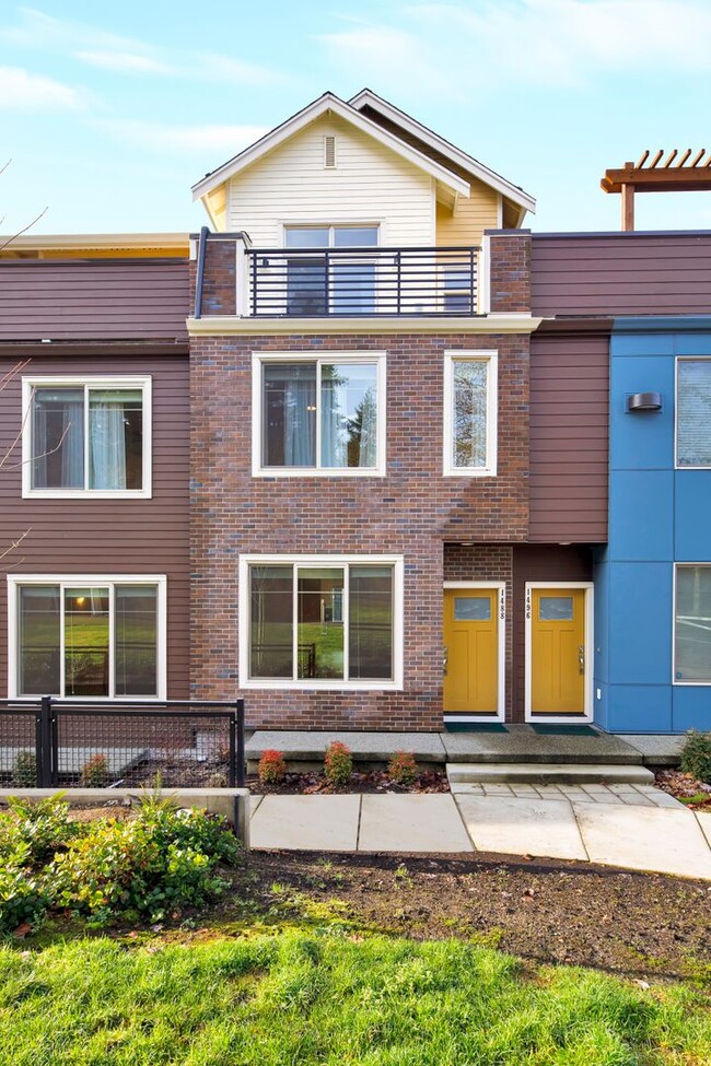 Bellevue spacious townhome living - 2 car ... - Bellevue spacious townhome living - 2 car ...