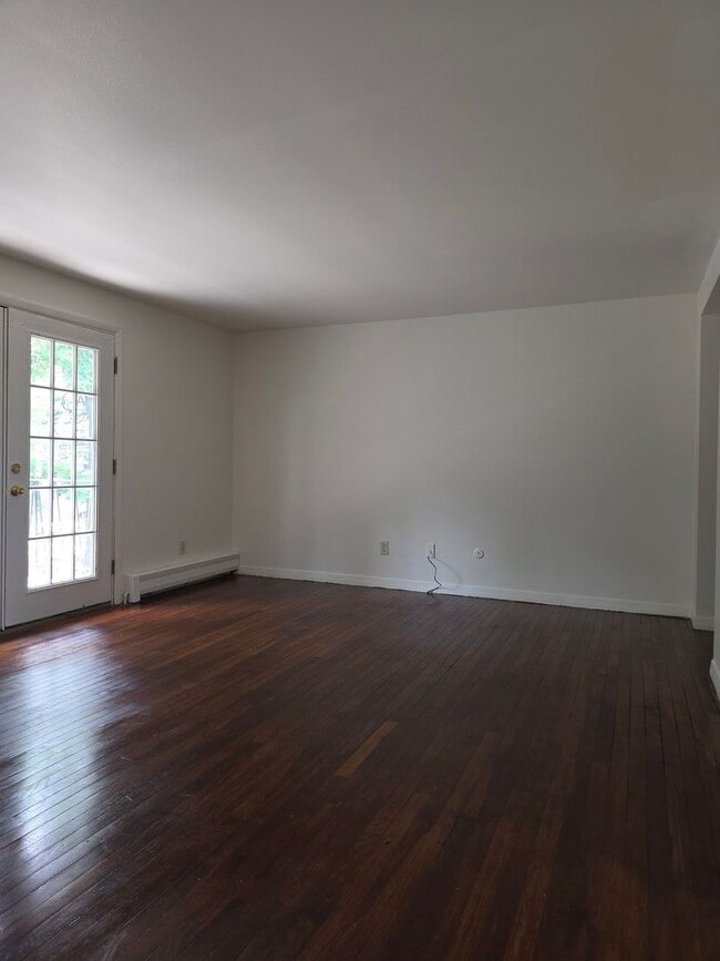 Building Photo - 2 bedroom upper Unit CA519E