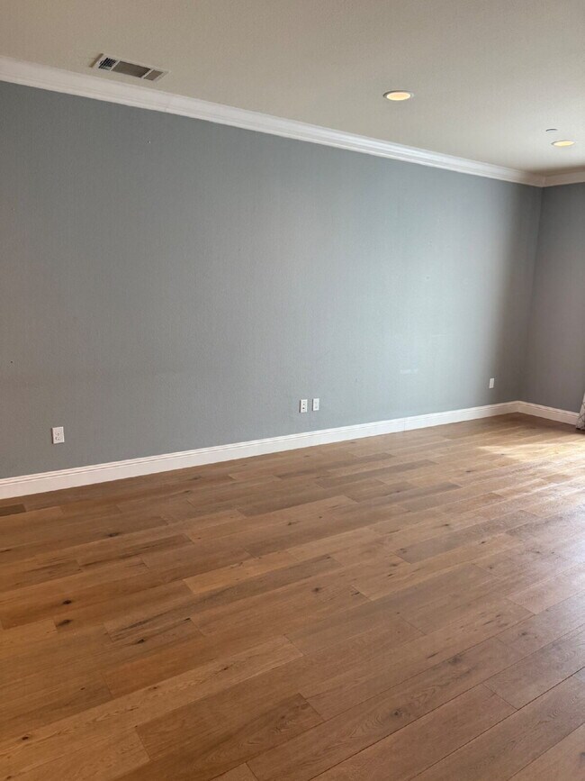 Photo - Gorgeous 3 Bed, 2.5 Bath Condo in Perfect ...