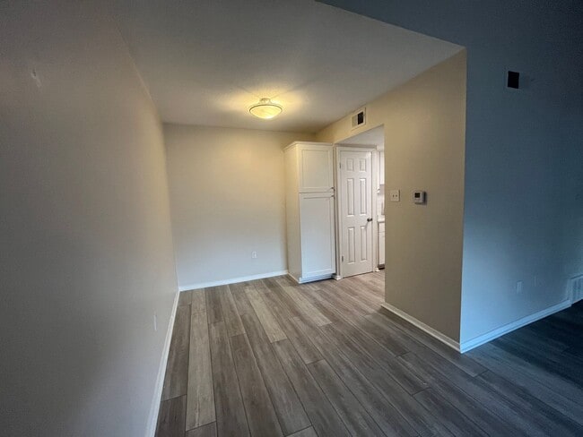 Building Photo - Condominium in Greenbrier. Available immediately! Conveniently located near the U of M. Newly ren...