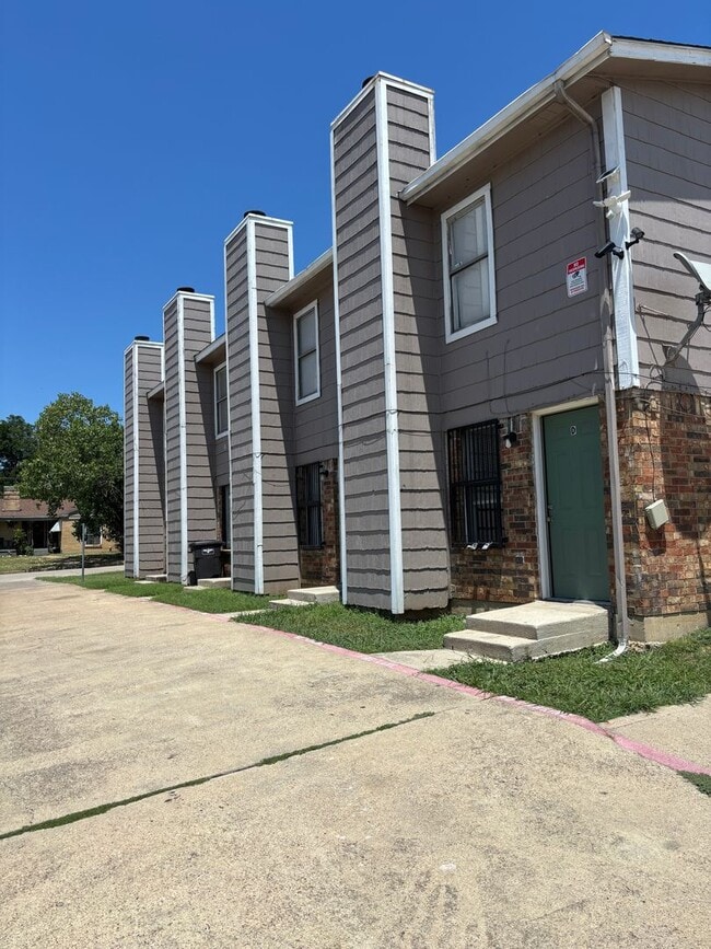 Building Photo - Updated 2-Bedroom, 1.5-Bath Accepting VASH... Rental