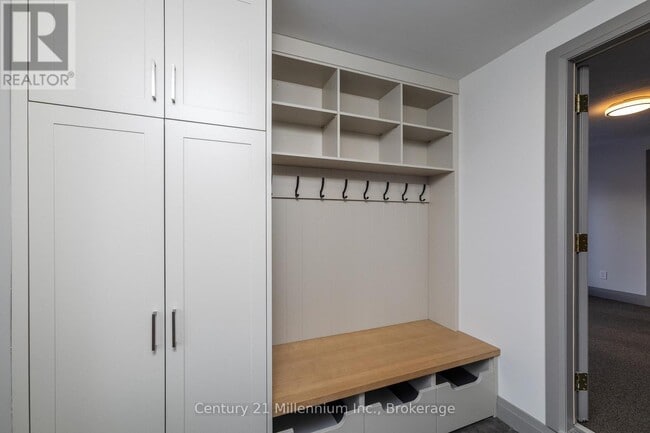 Photo - 413 Queen St S