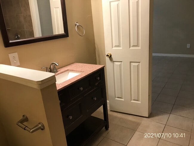 Photo - 701 Live Oak Dr