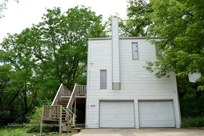 Building Photo - Enormous House! ~ Washer & Dryer ~